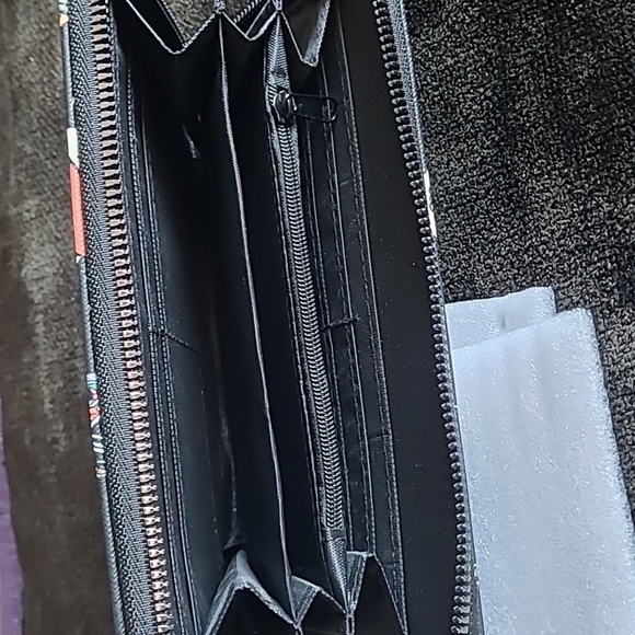 Ed HardyWomens Skull&Heart,TigerTattooPrint Black Zip Around Wristlet Wattet Nwt - Picture 4 of 6